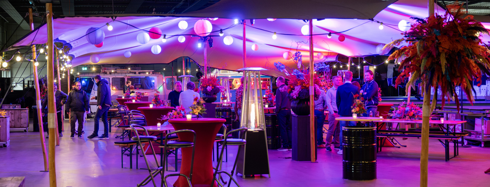 Bedrijfsfestival met stretchtent en foodtrucks